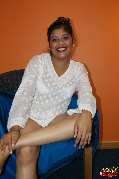 Indian Woman Masturbates with a Dildo and Fingers Herself – photo 4 of 15