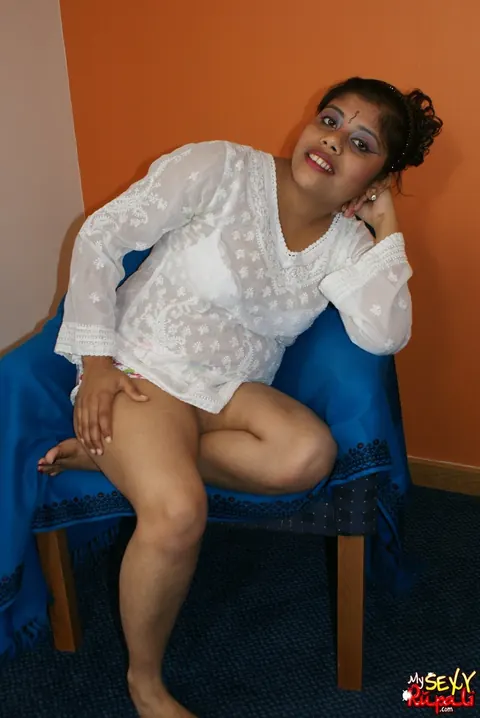 Indian Woman Masturbates with a Dildo and Fingers Herself – photo 1 of 15