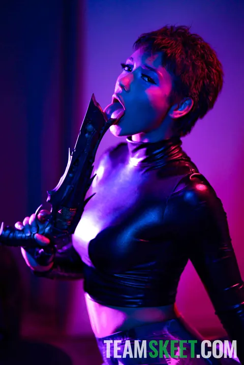 Brooklyn Gray: Short-Haired Brunette Takes Anal and a Facial in Latex – photo 3 of 21