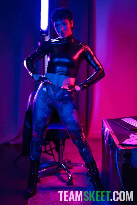 Brooklyn Gray: Short-Haired Brunette Takes Anal and a Facial in Latex – photo 2 of 21