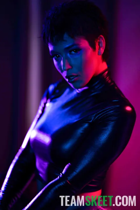 Brooklyn Gray: Short-Haired Brunette Takes Anal and a Facial in Latex – photo 4 of 21