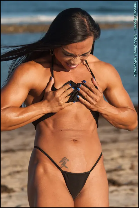 Tram Nguyen: Asian Bodybuilder Strips Off Her Bikini and Poses Nude on the Beach – photo 6 of 15