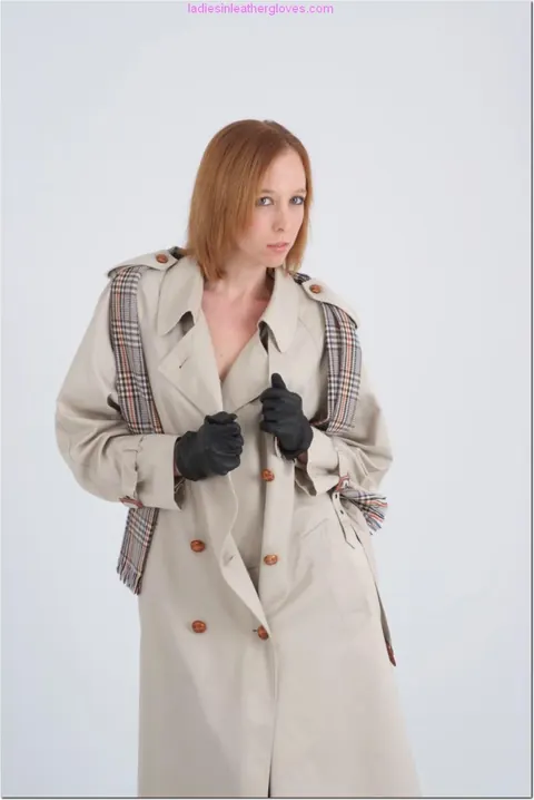 Katie White: British Redhead MILF Poses in Leather Lingerie and Stockings – photo 6 of 15