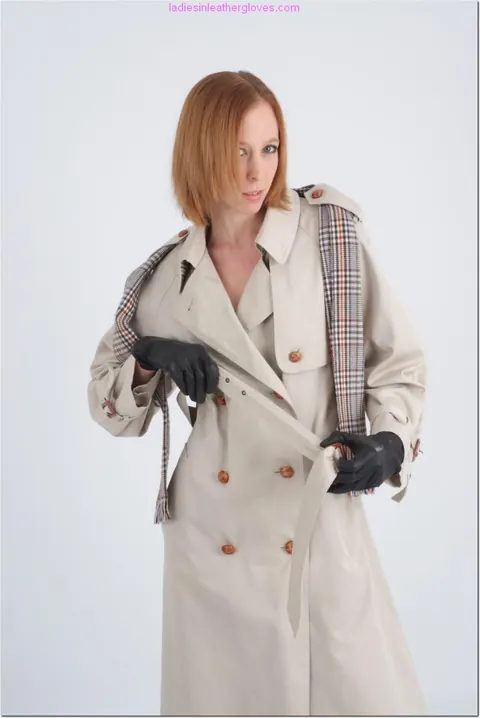 Katie White: British Redhead MILF Poses in Leather Lingerie and Stockings – photo 4 of 15