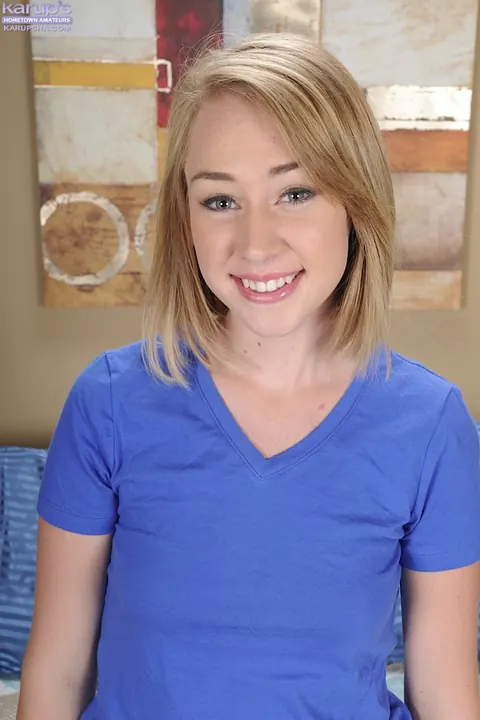 Iggy Amore: Blonde Pulls Down Her Shorts and Spreads Her Pussy Wide – photo 1 of 15