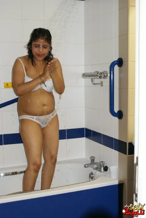 Indian Woman Strips Naked and Showers in the Bathroom – photo 11 of 15