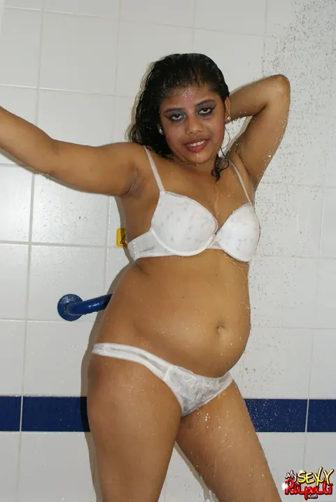Indian Woman Strips Naked and Showers in the Bathroom – photo 8 of 15