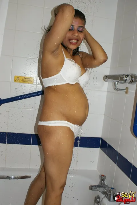 Indian Woman Strips Naked and Showers in the Bathroom – photo 5 of 15