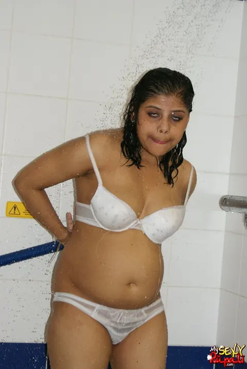 Indian Woman Strips Naked and Showers in the Bathroom – photo 12 of 15