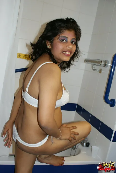 Indian Woman Strips Naked and Showers in the Bathroom – photo 3 of 15