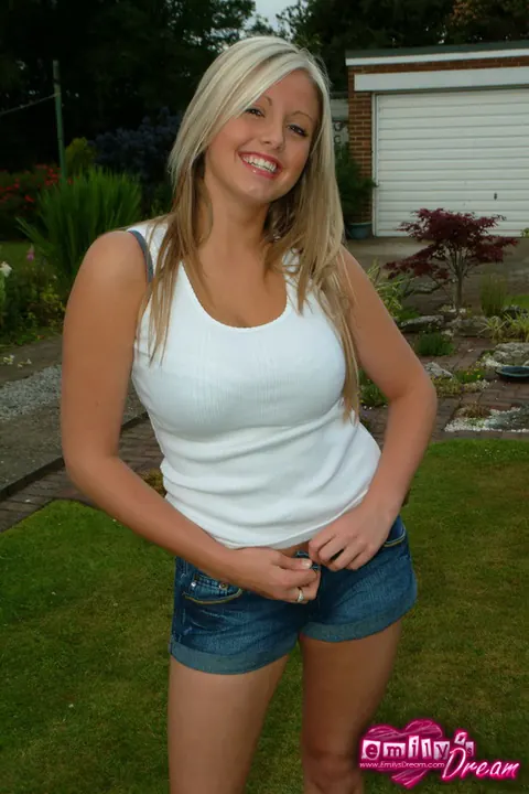 Emily Brady: Blonde PAWG Teases in a Bikini Outdoors – photo 1 of 16