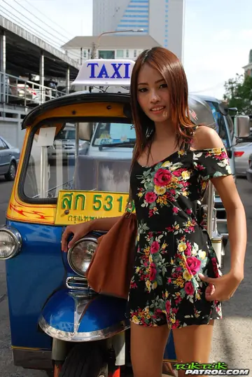 Nung – Slim Brunette in Glasses Gives a Handjob and Rides Cowgirl in Public