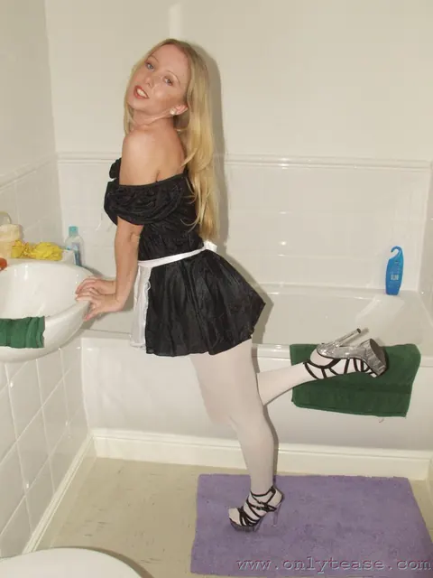 Louise Muirhead: Blonde Maid Tears Stockings and Spreads in the Bathroom – photo 10 of 21