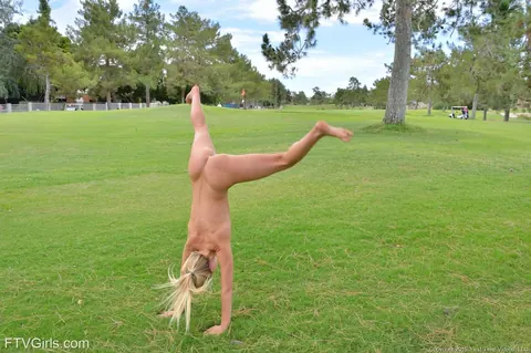Staci Carr: Thick Blonde Strips Out of Spandex in a Public Park – photo 12 of 16