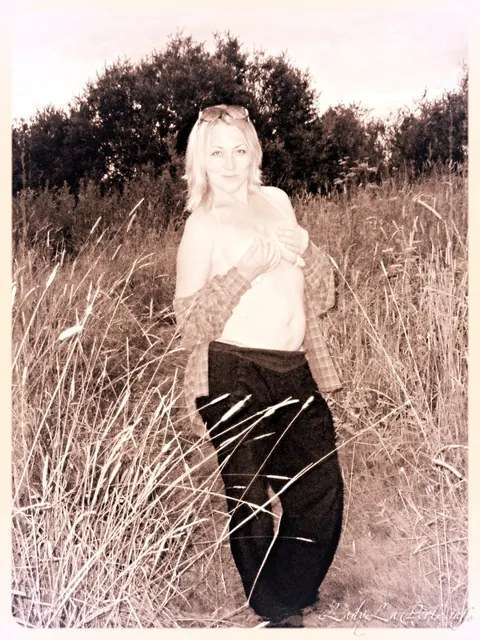 Lady La Perle: Thick Blonde MILF Flaunts Her Big Ass Outdoors in Panties – photo 15 of 15