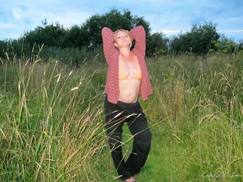 Lady La Perle: Thick Blonde MILF Flaunts Her Big Ass Outdoors in Panties – photo 10 of 15