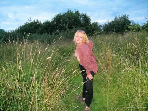 Lady La Perle: Thick Blonde MILF Flaunts Her Big Ass Outdoors in Panties – photo 8 of 15