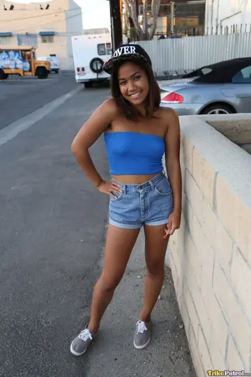 Loni Legend – Ebony Woman Pulls Aside Her Shorts for Missionary Sex Outdoors