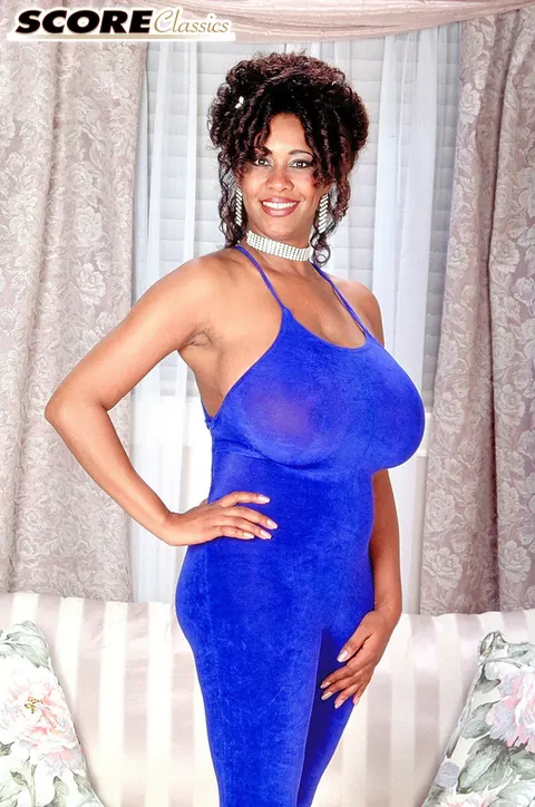 Chaka Titties: Thick Ebony MILF Flaunts Her Big Natural Tits and Spreads Her Pussy – photo 1 of 16