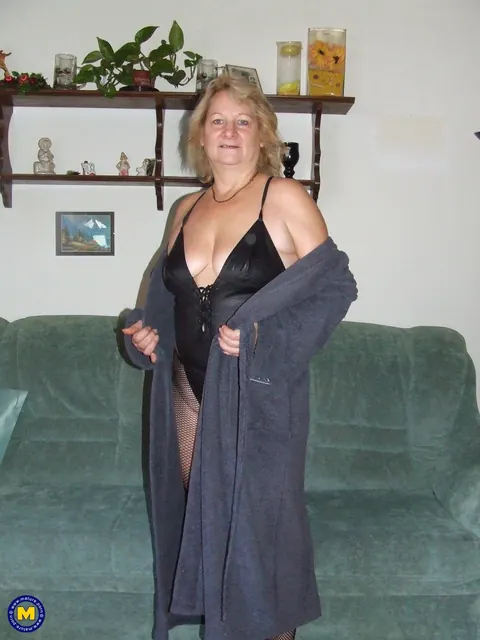 Mature Curvy Blonde Spreads Her Pussy on the Sofa – photo 2 of 21