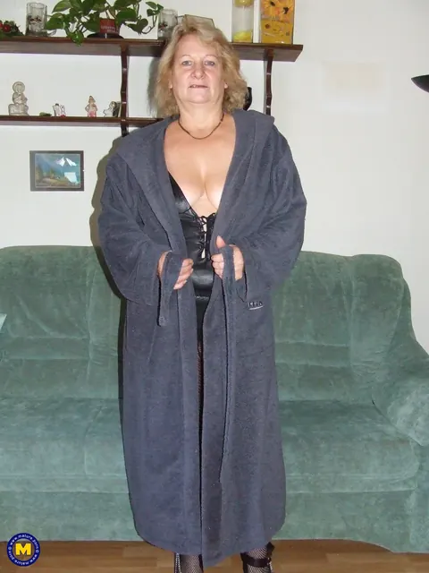 Mature Curvy Blonde Spreads Her Pussy on the Sofa – photo 1 of 21