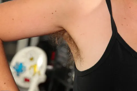 Short-Haired Woman in Shorts Spreads Her Hairy Bush – photo 2 of 21