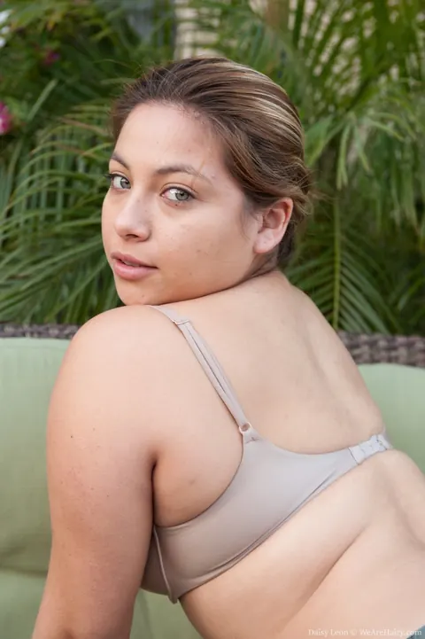 Daisy Leon: Chubby Latina Spreads Hairy Pussy and Pisses Outdoors – photo 3 of 17