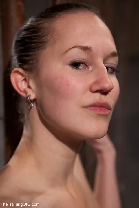 Alice Kingsnorth: Short-Haired Babe with Big Natural Tits Spreads for Anal – photo 4 of 21