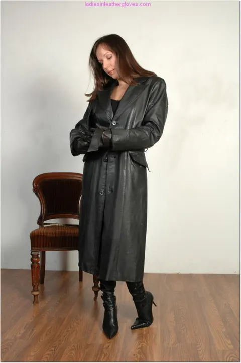 Brunette MILF Parts Her Leather Coat in Stockings and Heels – photo 12 of 15