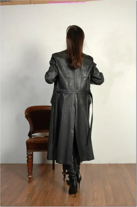 Brunette MILF Parts Her Leather Coat in Stockings and Heels – photo 10 of 15