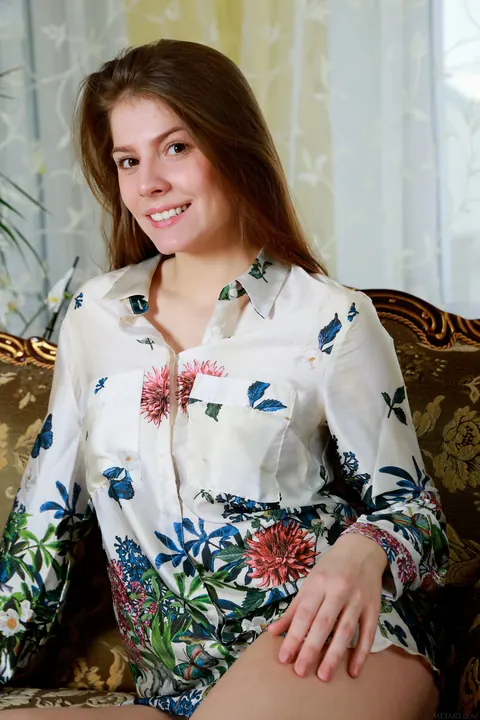 Lauren Swift: Tall Russian Brunette with a Big Ass Spreads Her Pussy – photo 1 of 21