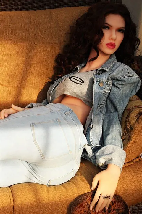 Curly-Haired Thick Babe Strips Out of Her Jeans – photo 12 of 19