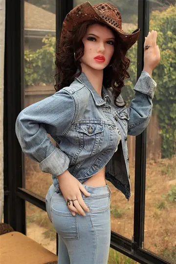Curly-Haired Thick Babe Strips Out of Her Jeans