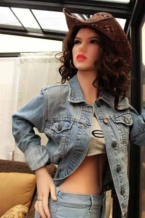 Curly-Haired Thick Babe Strips Out of Her Jeans – photo 2 of 19