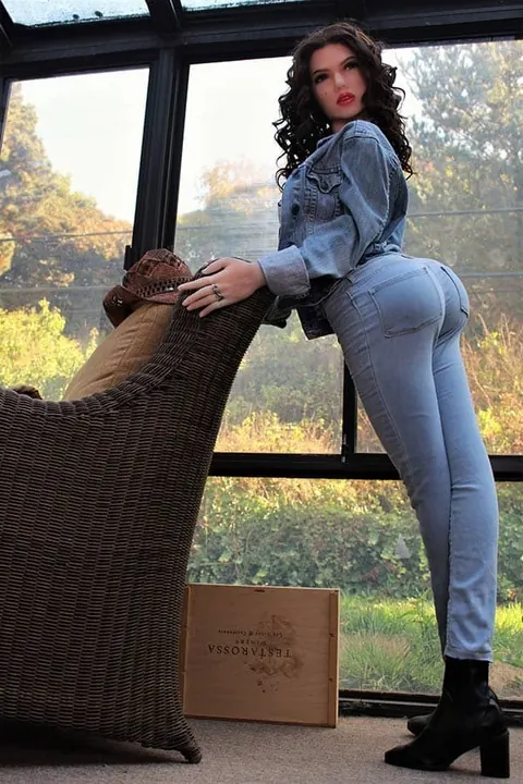 Curly-Haired Thick Babe Strips Out of Her Jeans – photo 11 of 19