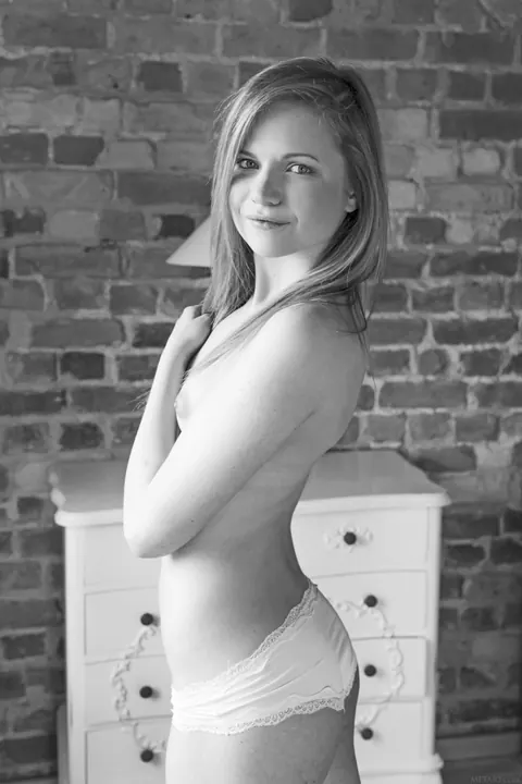 Isabela: Tall Blonde Latina Strips Off Her Lingerie and Spreads – photo 18 of 21