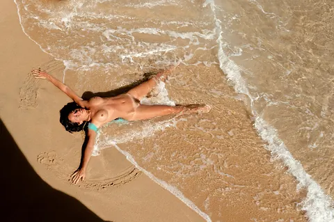 Patti McGuire: Brunette Spreads Her Pussy on the Beach and in the Bedroom – photo 11 of 16