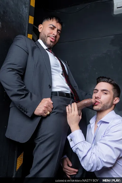 Two Men Suck and Fuck Through a Gloryhole – photo 13 of 21