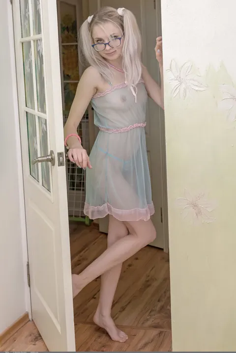 Woman Strips Naked and Poses on Her Knees – photo 1 of 21