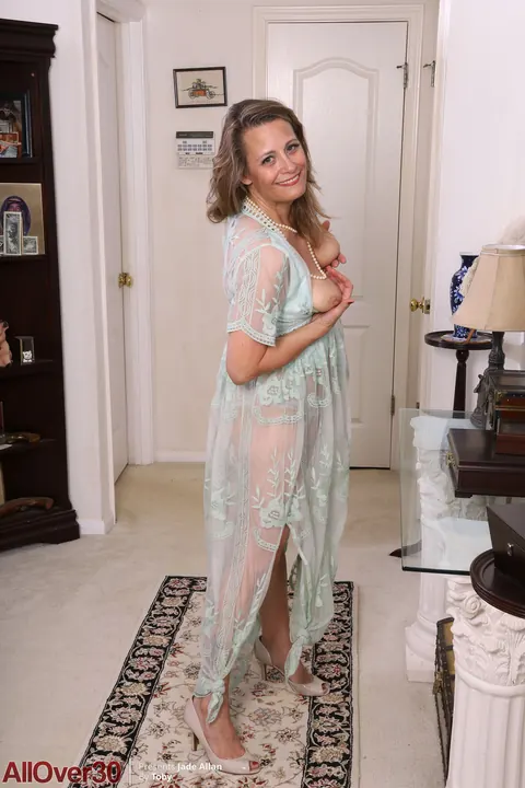 Jade Allan: Blonde MILF with Big Tits Undresses and Spreads Her Shaved Pussy – photo 7 of 20
