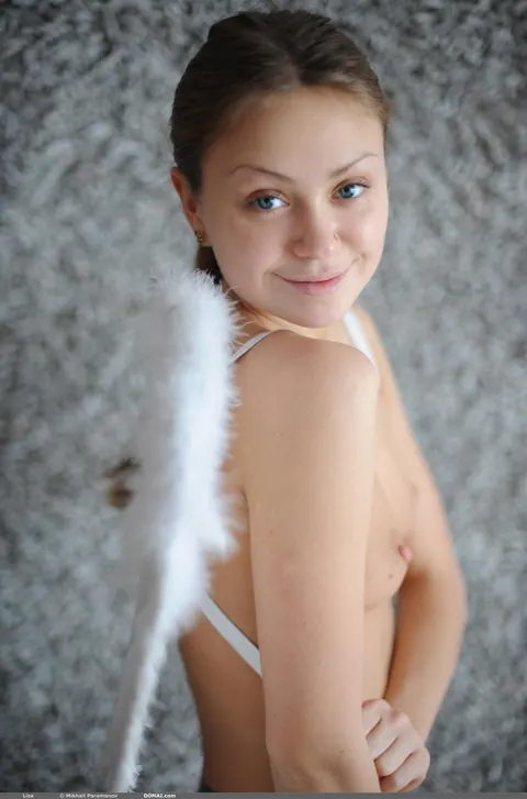 Petite Brunette Poses Nude and Shows Her Tits – photo 13 of 20