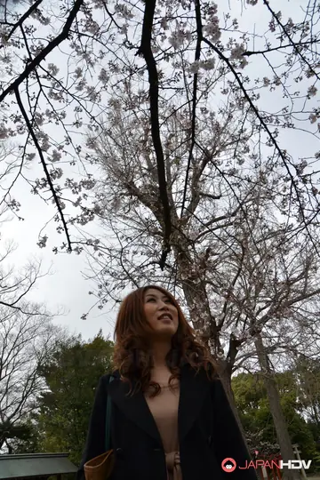 Sachi Suzuki – Japanese MILF Fingers and Rides a Dildo