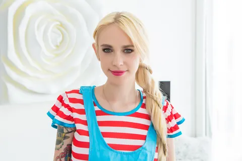 Arteya: Blonde Russian with Red Lipstick Reveals Her Natural Tits – photo 4 of 15