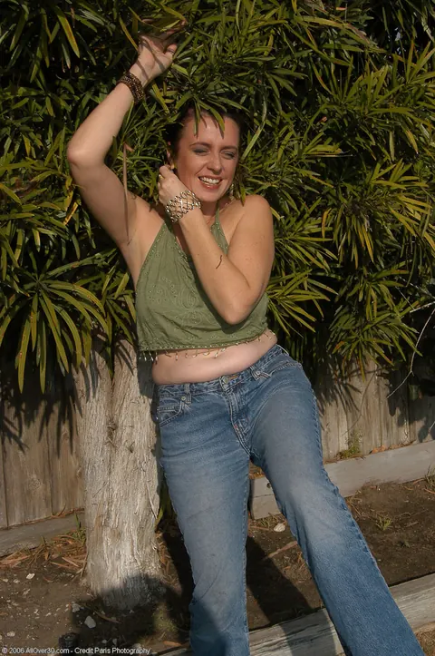 MILF Poses Nude Outdoors in the Garden – photo 2 of 20