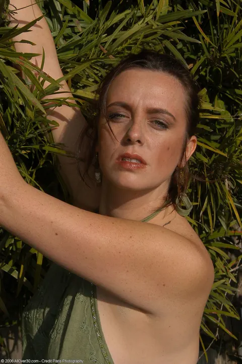 MILF Poses Nude Outdoors in the Garden – photo 4 of 20