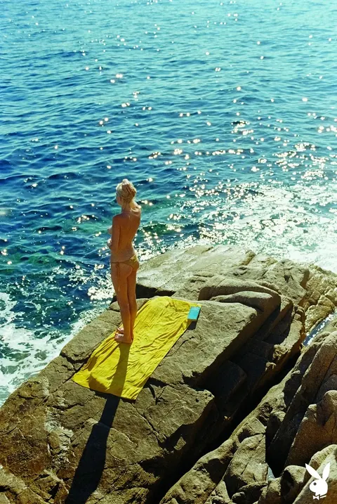 Short-Haired Woman Strips Out of Her Bikini Outdoors and Shows Her Ass – photo 6 of 11