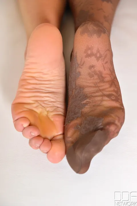 Lorena Garcia: Spanish Brunette Spreads and Sucks Her Toes in Stockings – photo 12 of 20