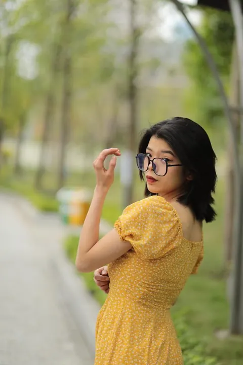 Short-Haired Woman in Glasses Poses Outdoors – photo 11 of 21