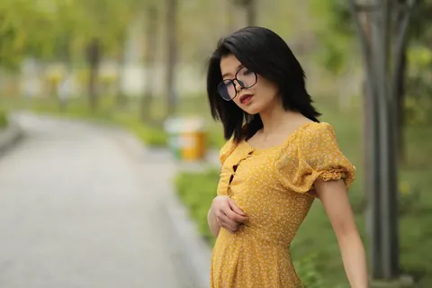 Short-Haired Woman in Glasses Poses Outdoors – photo 12 of 21