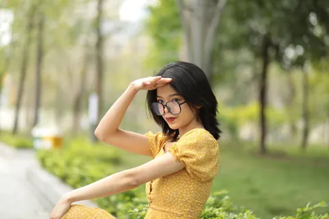 Short-Haired Woman in Glasses Poses Outdoors – photo 5 of 21